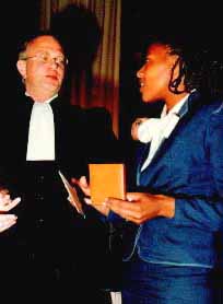 27 avril 1985 - Le Bâtonnier Bertrand FAVREAU, Président de l'IDHBB remet le premier Prix Ludovic-Trarieux à Zenani Mandela, tandis que son père est emprisonné depuis vingt trois ans en Afrique du Sud.
